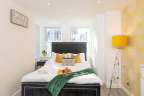 The Phantom Apartment ideal for JR Churchill Manor Nuffield Hospitals Oxford B University 2023 built sleeps 5 people comfortably very modern 2 rooms 3 bathrooms 1 minute walk to John Radcliffe Hospita